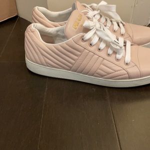 Excellent condition Prada sneakers in size 40.